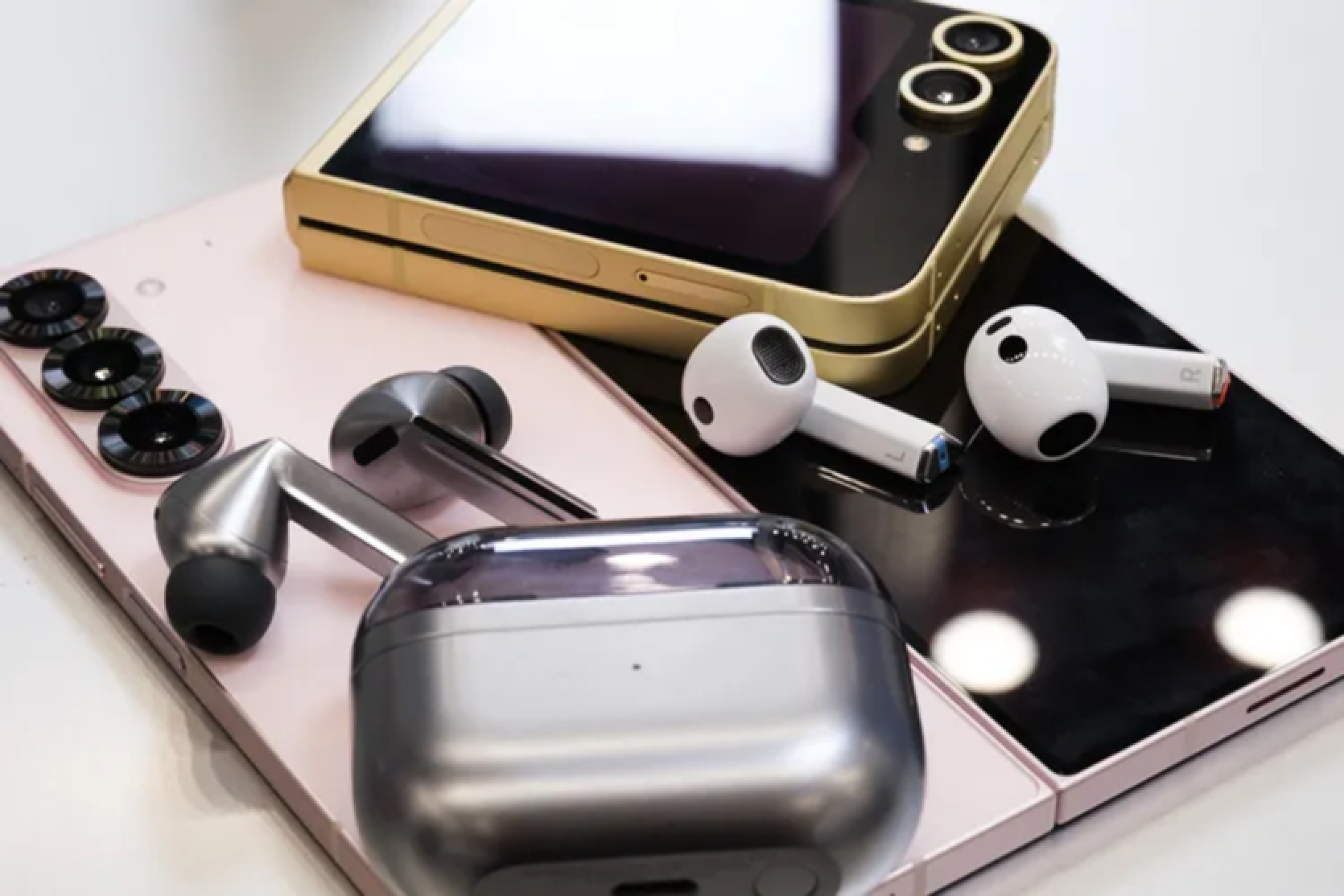 Samsung atklāj Galaxy Buds 3 un 3 Pro austiņas, kas līdzinās AirPods un Cybertruck austiņām un kuru cena ir no 180 ASV dolāriem.