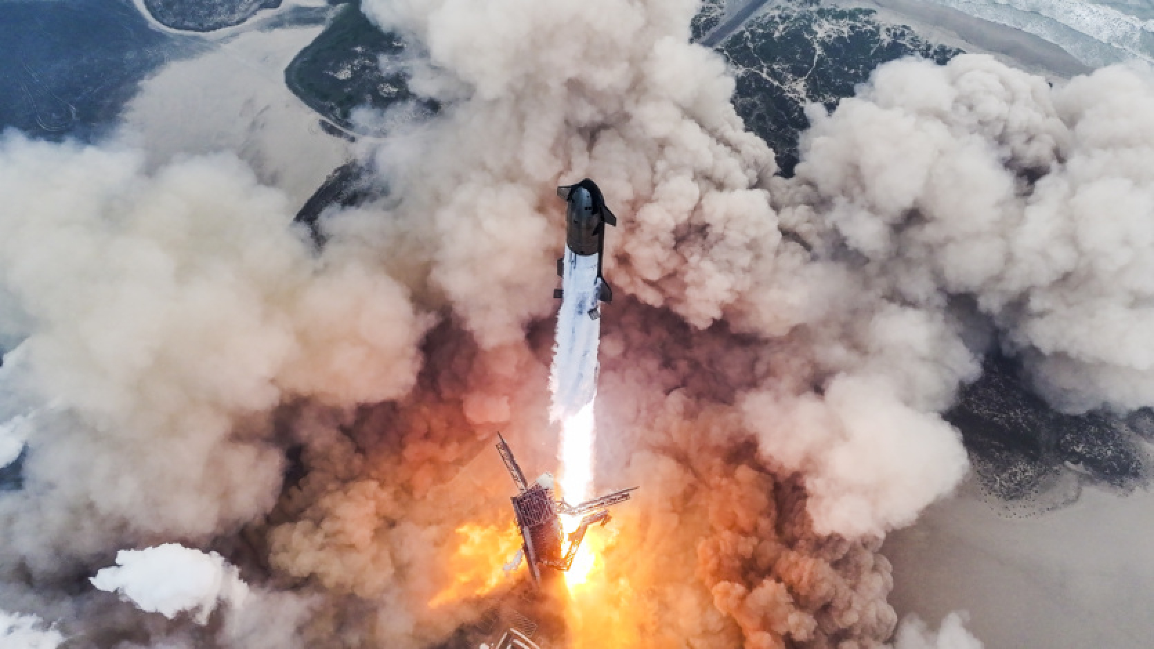 SpaceX Boka Čikas kosmodromā būvē Starfactory, lai ražotu vienu Starship kuģi dienā.