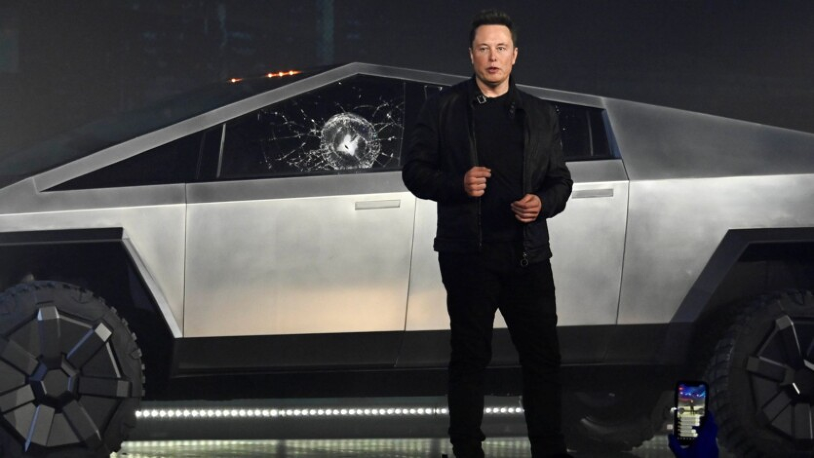 Tesla Cybertruck "īpaši izturīgais" stikls saplaisājis... noslaucot to ar mikrošķiedras drānu