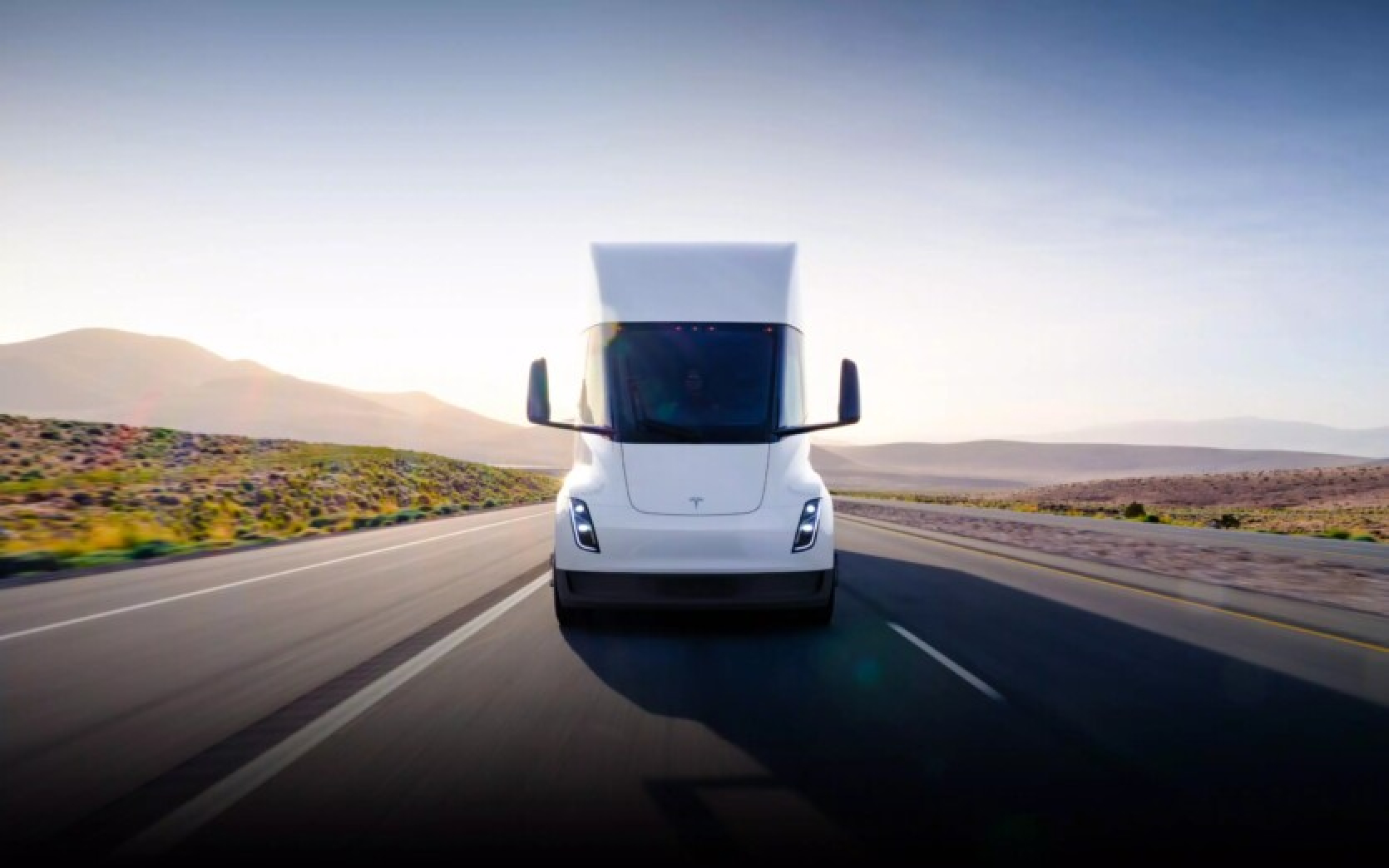 Tesla Semi akumulators aizdegas avārijā - automaģistrāle slēgta 16 stundas