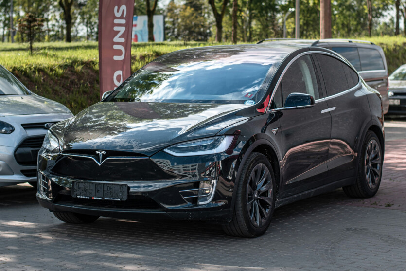 Tesla atsauc vairāk nekā 9100 X modeļa automobiļu - tie ir sašķobījušies