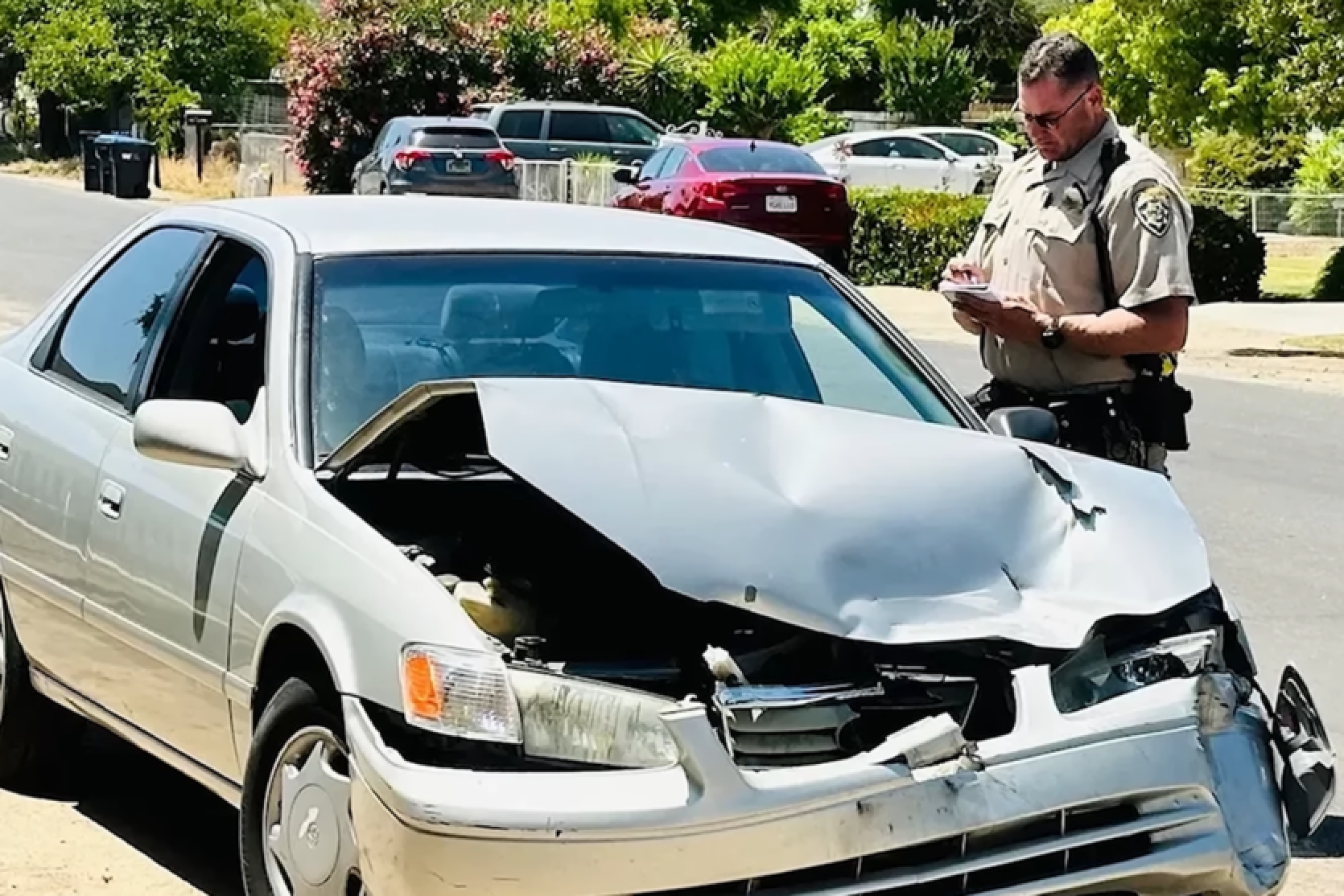 Tesla cybertruck un Toyota Camry sadursme nelielā ātrumā - pikaps gandrīz neskarts, bet sedans ļoti sasists