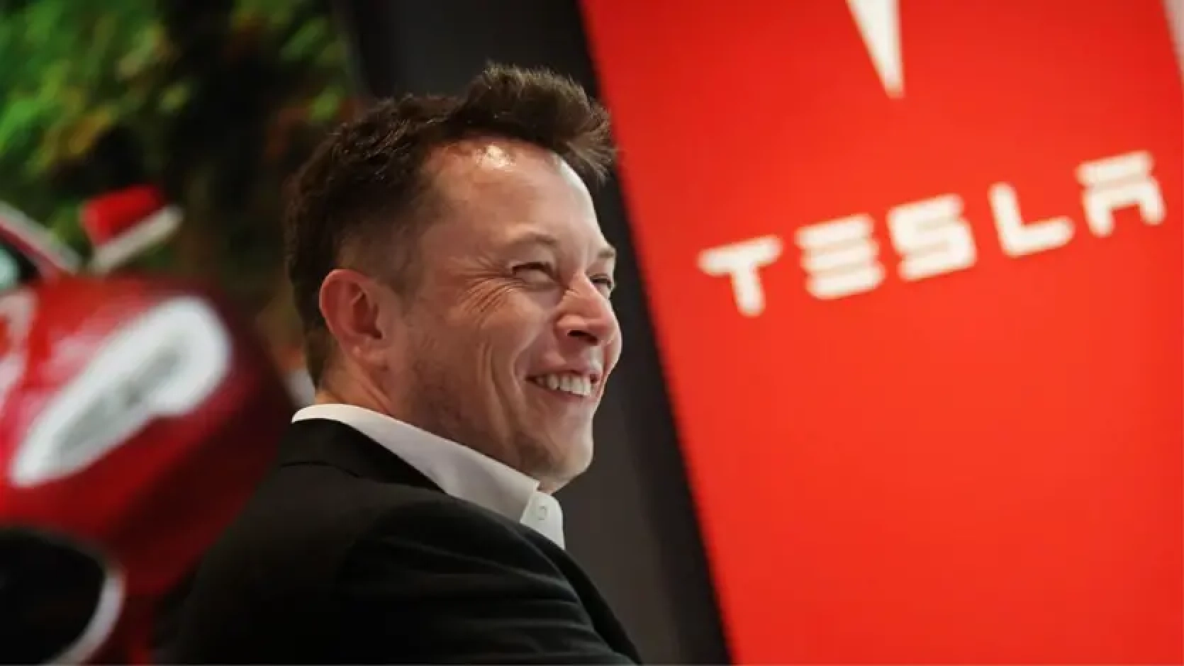 Tesla maksā darbiniekiem mazāk nekā konkurenti, bet piedāvā akciju dotācijas un meklē "fanātiķus" - Business Insider