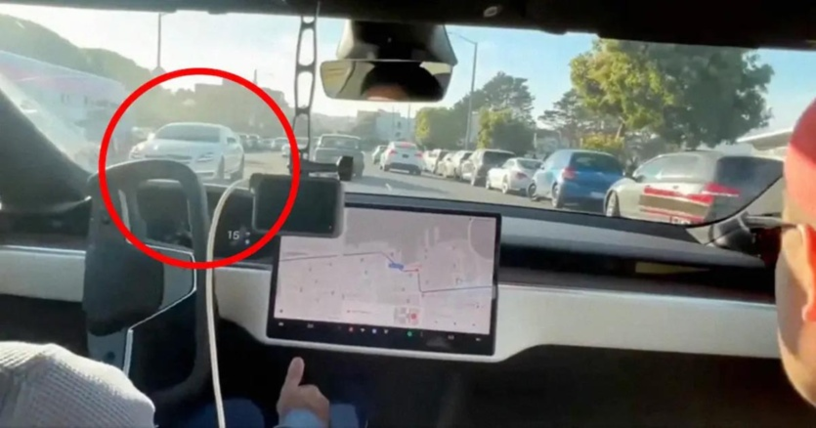 Tesla pēkšņi ieskrēja pretējā joslā, kad autovadītājs videoklipā slavē autonomo braukšanu