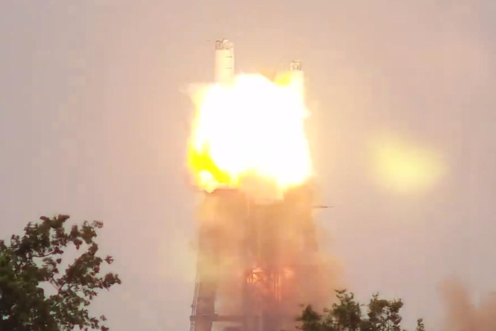 Testēšanas laikā eksplodēja SpaceX raķetes dzinējs Starship Raptor