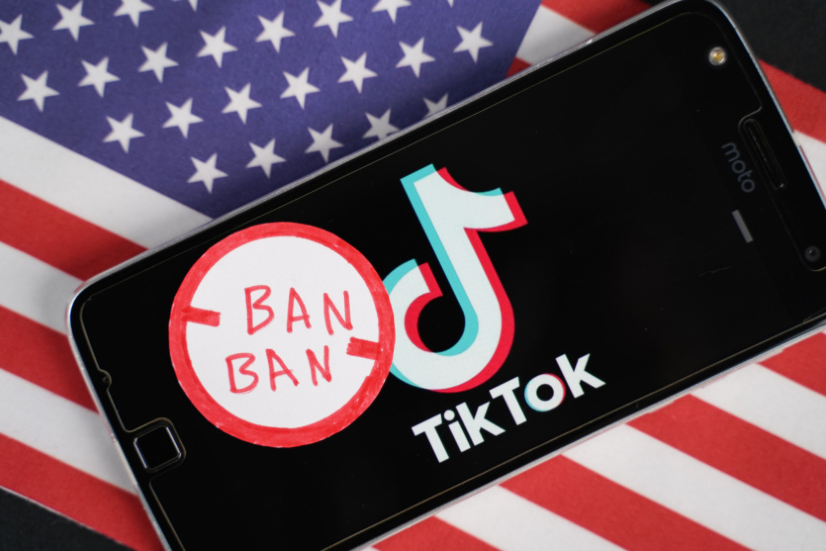 TikTok vadītājs aicina lietotājus ASV "aizstāvēt savas konstitucionālās tiesības" (un vienlaikus arī platformu)