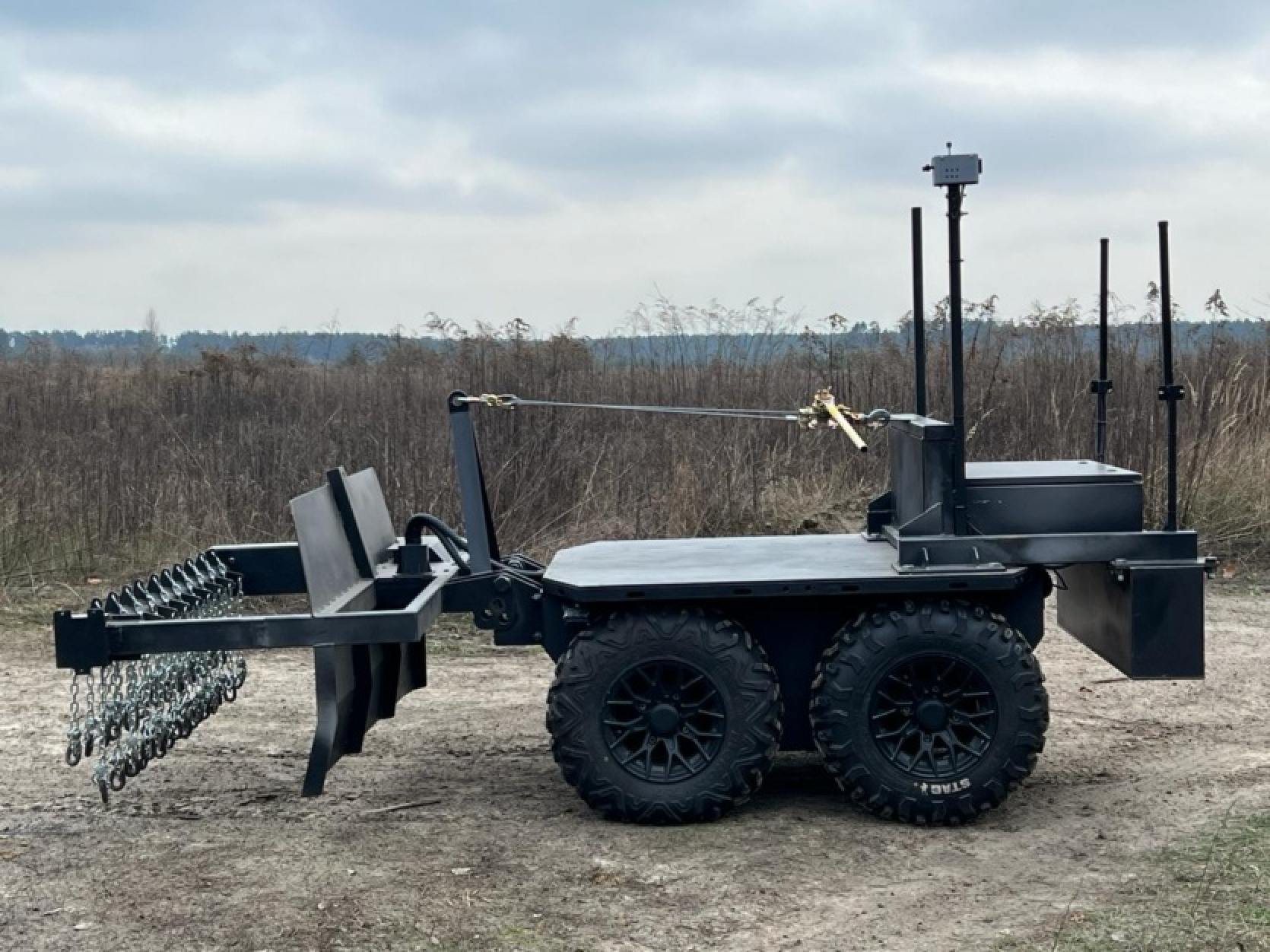 Ukrainas izstrādātāji ir radījuši Ratel Deminer - mašīnu attālinātai atmīnēšanai