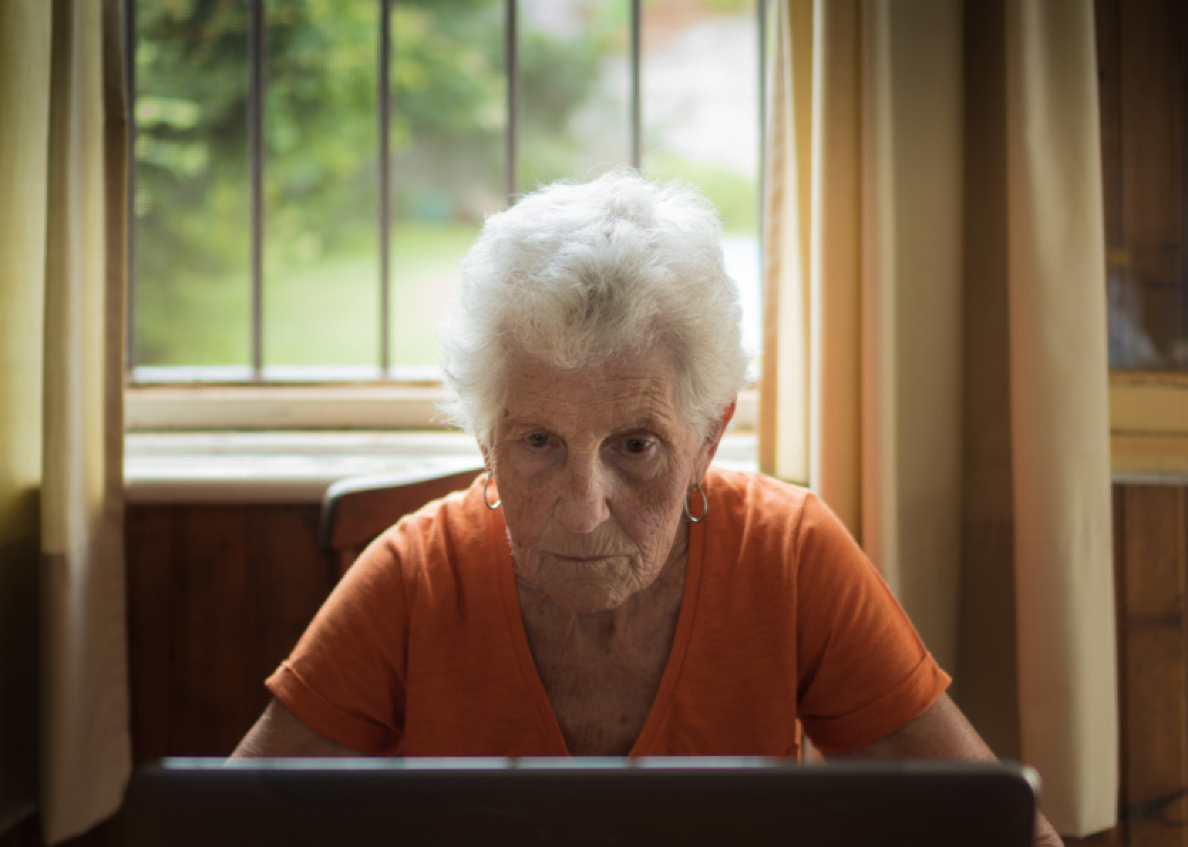 Vecāka gadagājuma sievietes ir galvenās "viltus izplatītājas" sociālajā tīklā Twitter. Viņas veido vairāk nekā 80 % no tvītiem ar dezinformāciju.