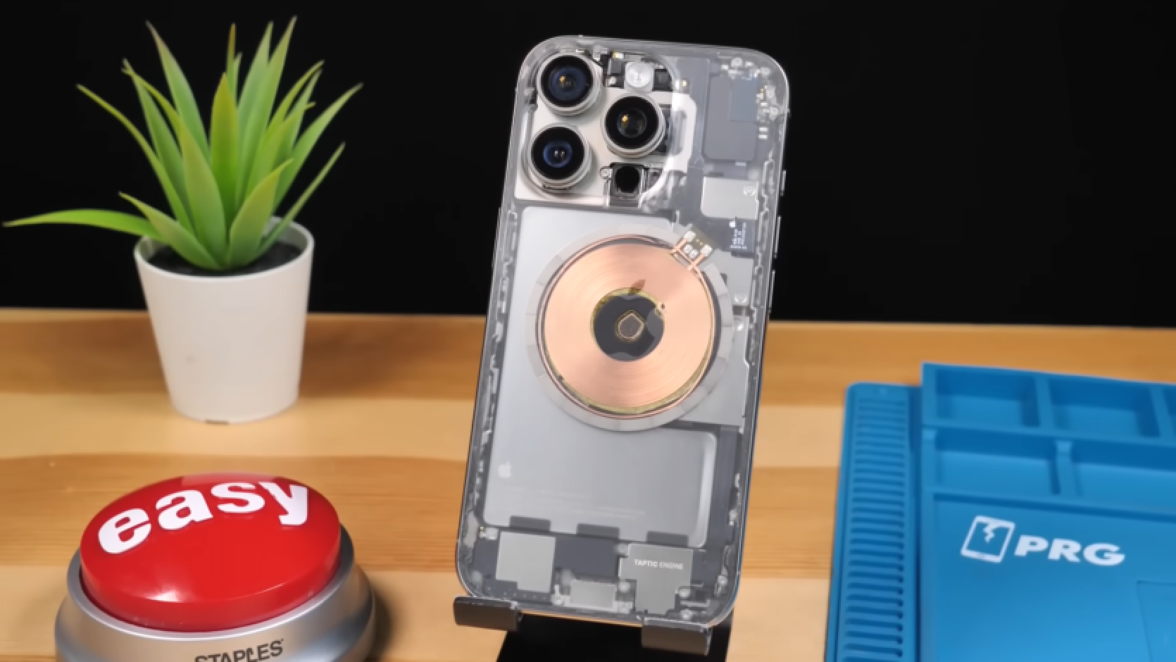 Youtuber izveidoja caurspīdīgu Apple iPhone 16 Pro, izmantojot galliju