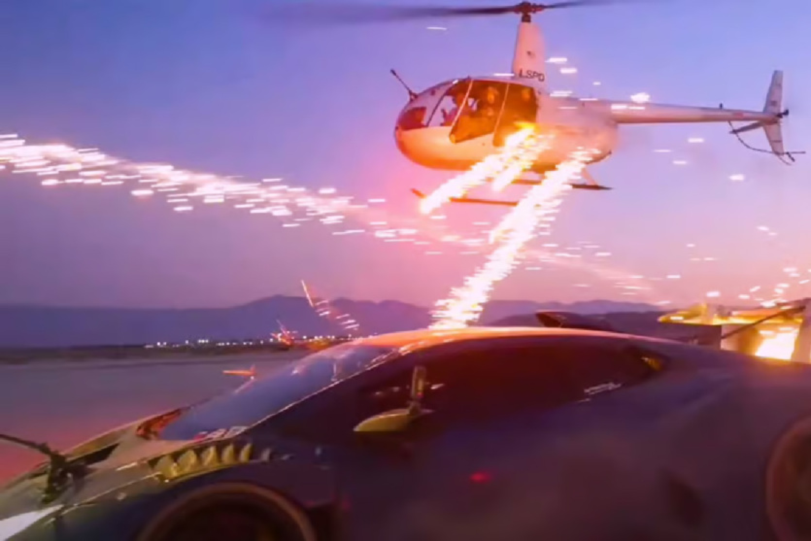 Youtuberam izvirzīta apsūdzība par uguņošanas ierīču šaušanu uz Lamborghini no helikoptera