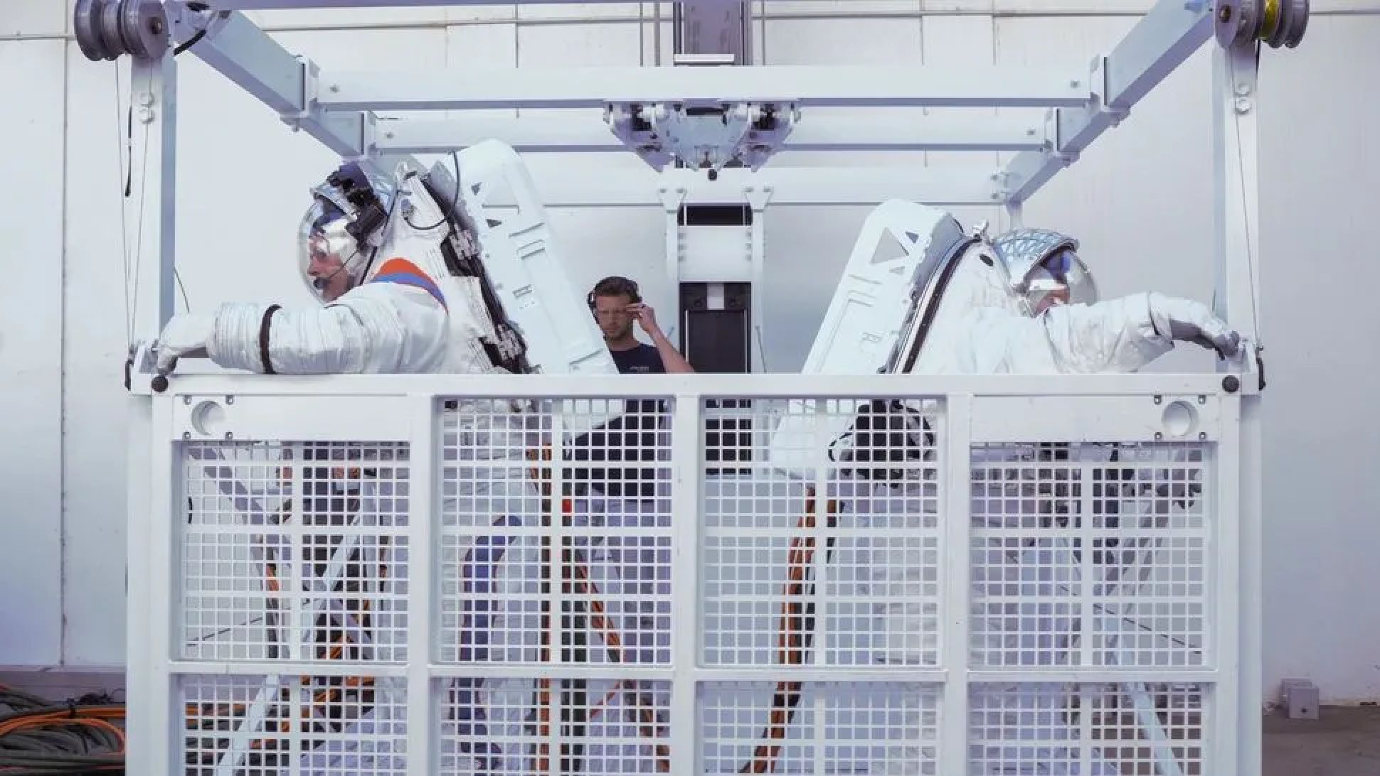 Astronauti testē SpaceX Starship aprīkojumu un skafandrus Artemis 3
      misijai uz Mēnesi