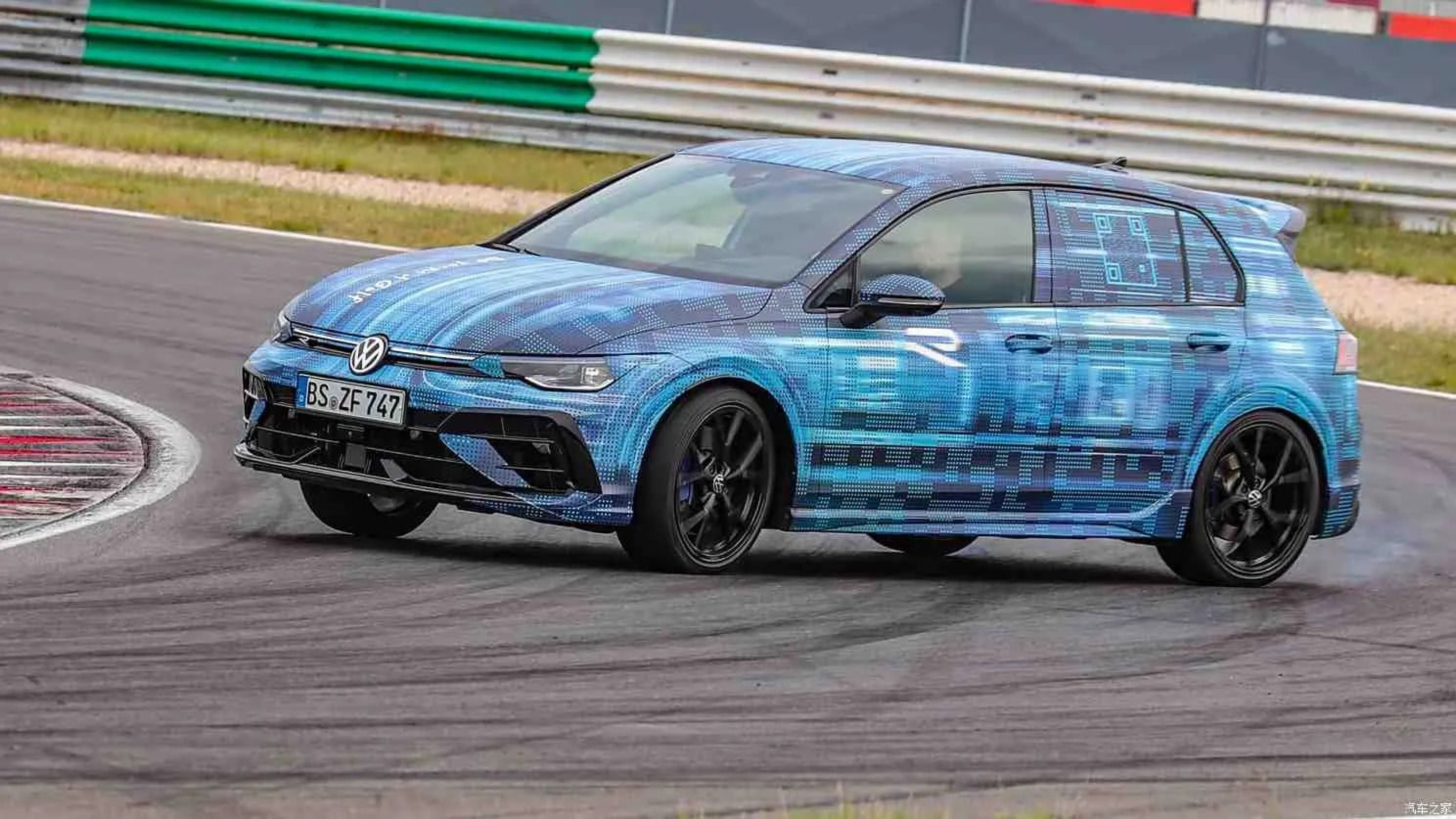 Atklāts "ļaunais" Volkswagen Golf R. 333 ZS, 270 km/h, visu riteņu
      piedziņa un drifta režīms