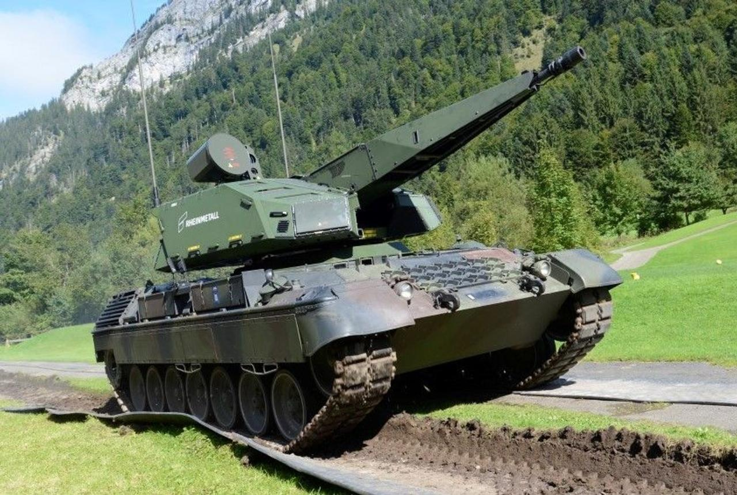 Rheinmetall ir veiksmīgi izmēģinājis pretgaisa aizsardzības sistēmu Skyranger 35, kuras pamatā ir tanks Leopard 1