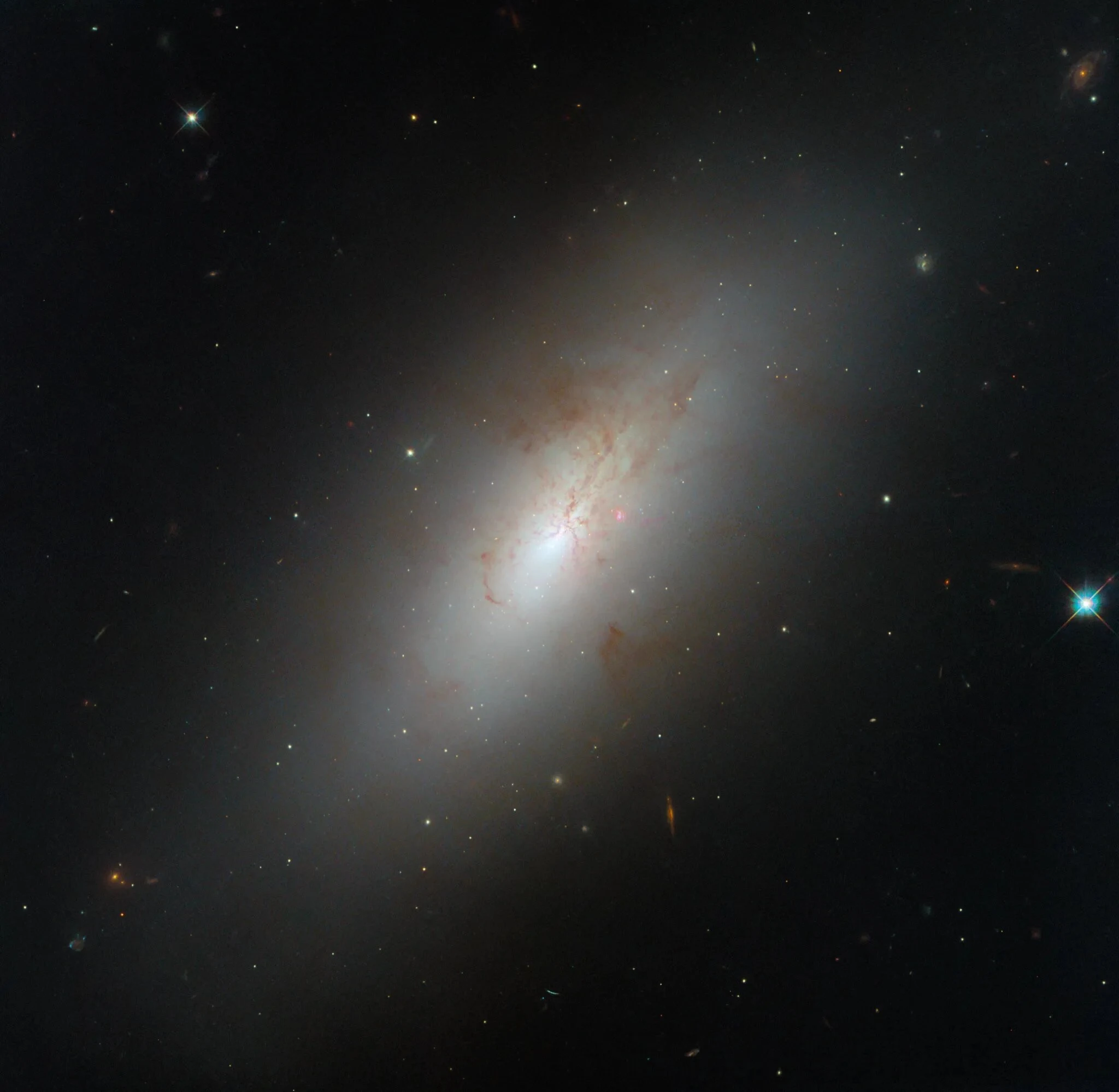 Teleskops "Hubble" iemūžina unikālu galaktiku NGC 4694: spirāles un elipses formas kombinācija