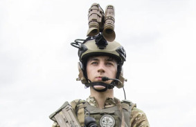 Atklāj lāzerus un bezpilota lidaparātus - Lielbritānija testē personalizētus digitālos tērpus karavīriem.
