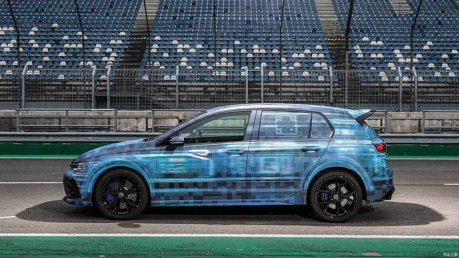 Atklāts ļaunais Volkswagen Golf R. 333 ZS, 270 km/h, visu riteņu
      piedziņa un drifta režīms.