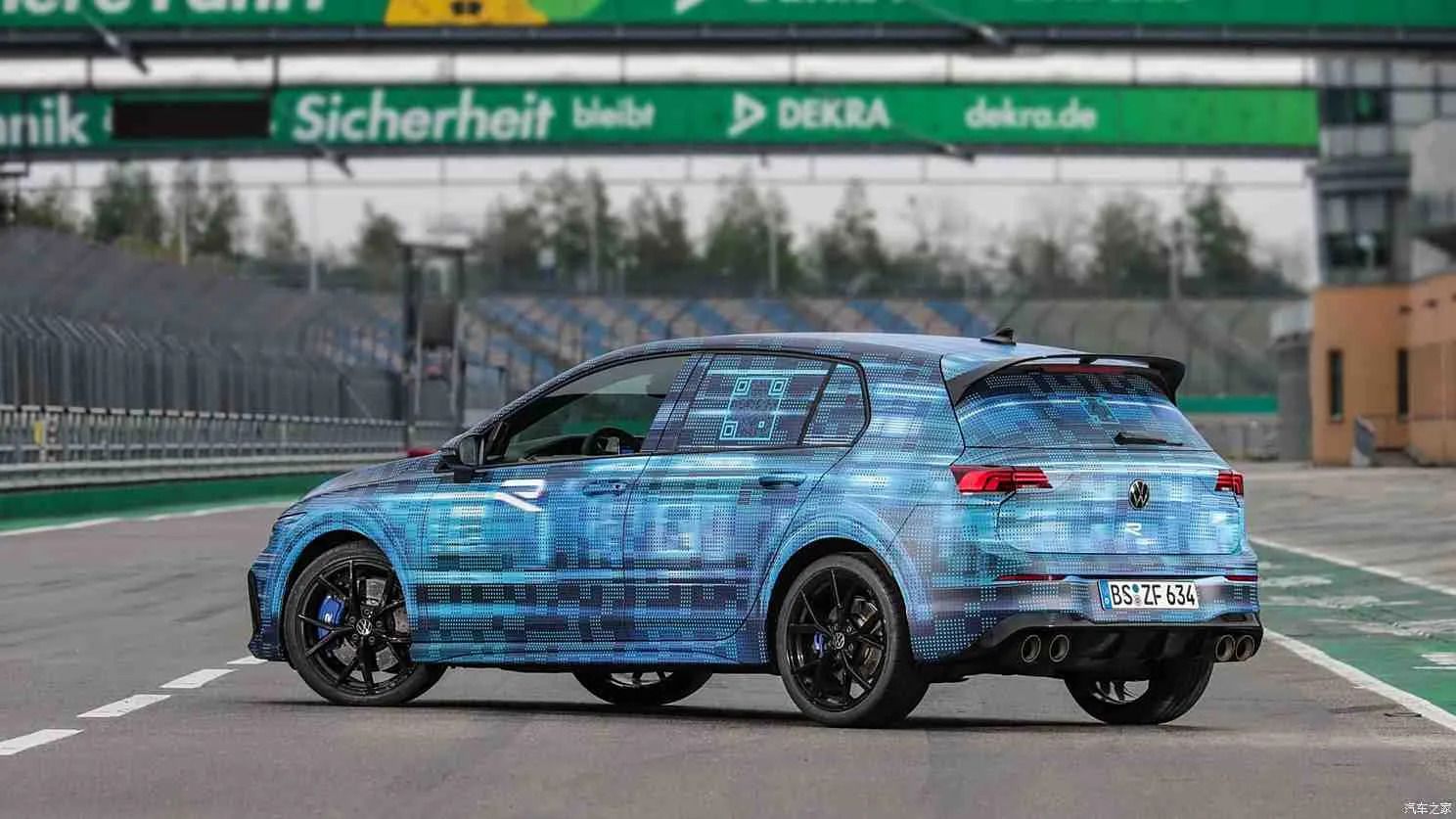 Atklāts ļaunais Volkswagen Golf R. 333 ZS, 270 km/h, visu riteņu
      piedziņa un drifta režīms.